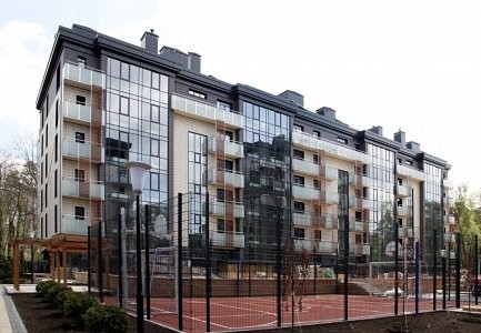 Klub Karlshof, Karlsdorf-Neuthard, Deutschland. Eingesetzte Systeme: MB-SR50N, MB-70, MB-77HS. (Foto: ALUPROF DEUTSCHLAND GmbH)