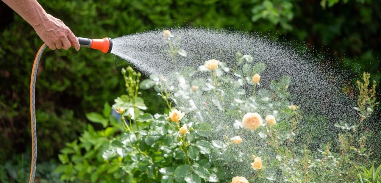 Effiziente Gartenbewässerung: Schläuche, Rechner und Zubehör optimal zuverlässig (Foto: TÜV SÜD)