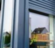 Fenstertausch im Altbau: Warum der Rollladenkasten bei der Sanierung mitgeplant werden sollte (Foto: AdobeStock - Lazy_Bear – 1965355426)