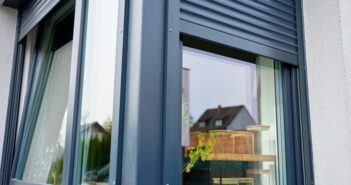 Fenstertausch im Altbau: Warum der Rollladenkasten bei der Sanierung mitgeplant werden sollte (Foto: AdobeStock - Lazy_Bear – 1965355426)