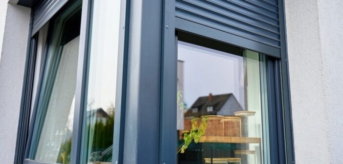 Fenstertausch im Altbau: Warum der Rollladenkasten bei der Sanierung mitgeplant werden sollte (Foto: AdobeStock - Lazy_Bear – 1965355426)
